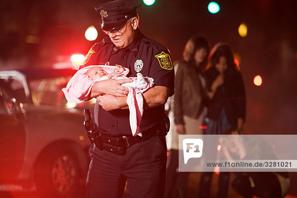 Polizeibeamter rettet ein Baby