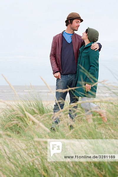 Junges Paar an der Küste