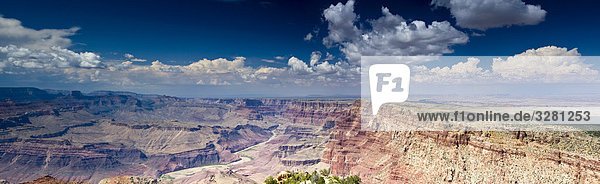 Ausblick vom Südrand (South Rim) des Grand Canyons  Arizona  USA  Vogelperspektive  Panoramaformat
