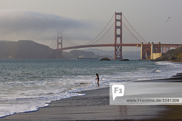 Mädchen an Strand vor Golden Gate-Brücke  San Francisco  Kalifornien  USA