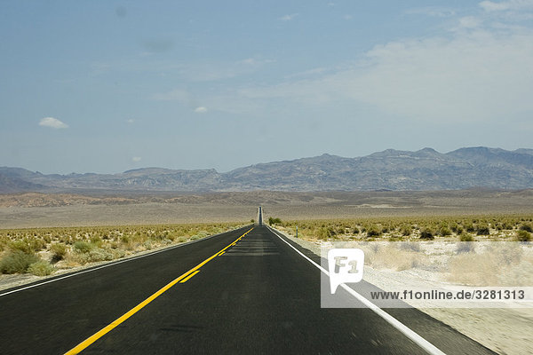 Landstraße durch die Sierra Nevada  USA  Fluchtpunktperspektive