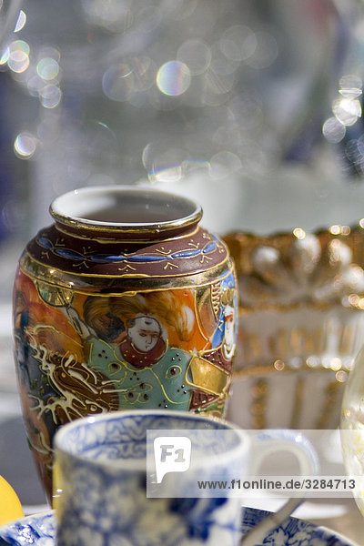 Blumenvase und Teetasse aus Porzellan  Close-up
