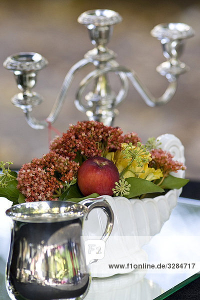 Kerzenständer  Blumenvase und Kännchen auf einem Glastisch  Close-up