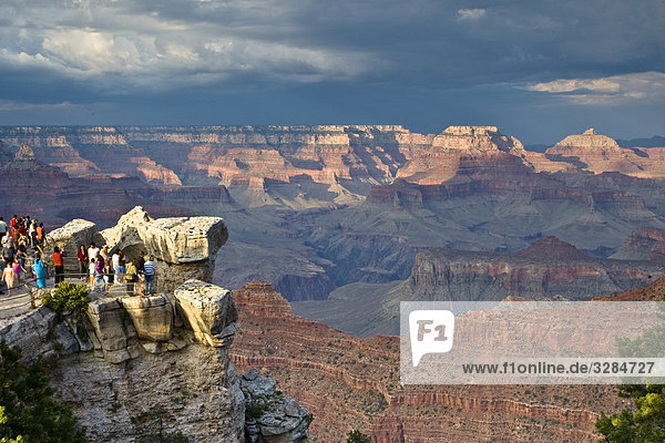 Touristen auf einem Aussichtspunkt  Grand Canyon  South Rim  Arizona  USA  Erhöhte Ansicht