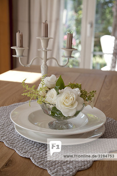 Tischdekoration mit Kerzenständer und weißen Rosen  Ramsen  Schweiz  Close-up