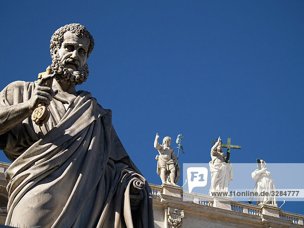 Petrus statue  St. Peter's Square  Rom  Italy