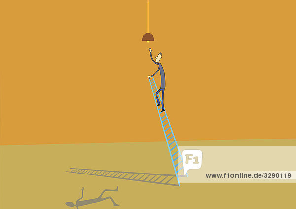 Mann auf Leiter wechselt Glühbirne aus