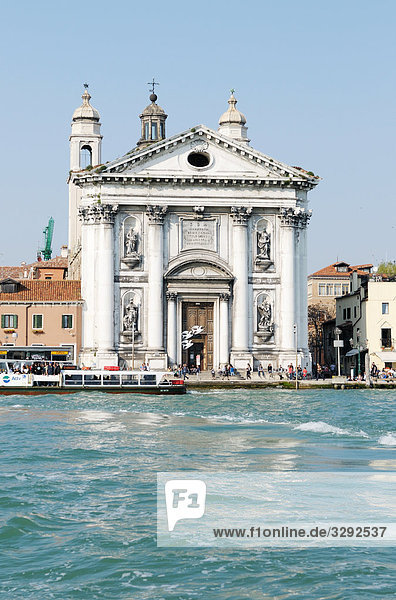 Kirche am Ufer eines Kanals  Venedig  Italien