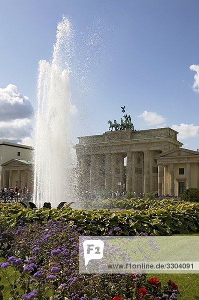 Brandenburger Tor und Springbrunnen  Berlin  Deutschland