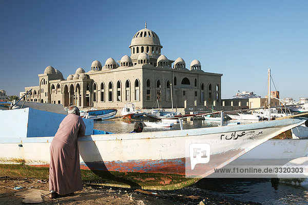 Männer in einem Fischereihafen  Moschee im Hintergrund  Hurghada  Ägypten