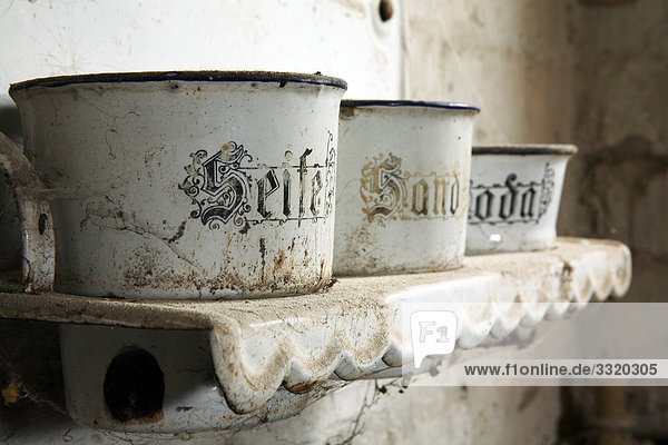 Küchenregal mit antiken Behältern