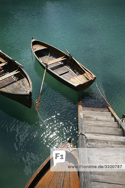 Abstieg zu Holzbooten auf dem Wasser  Pragser Wildsee  Südtirol  Italien