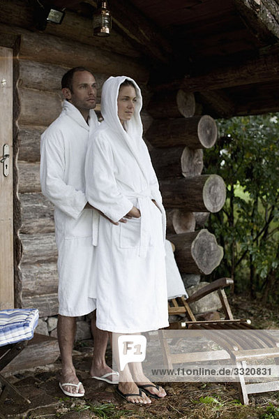 Ein Paar  das sich außerhalb der Sauna in einem Wellnessbereich entspannt