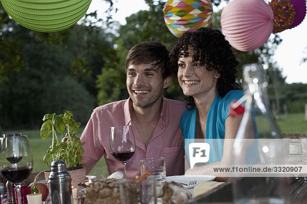 Ein Paar auf einer Dinnerparty  im Freien