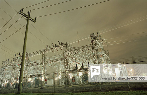 Ein Stromkraftwerk bei Nacht