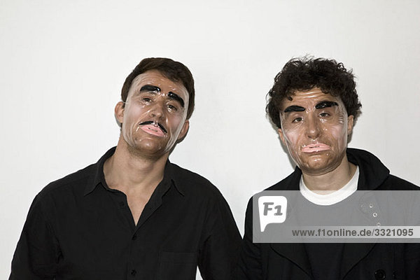 Zwei Männer posieren in neuartigen Masken.