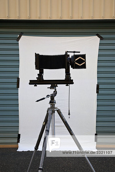 Eine altmodische Kamera und ein Backdrop für ein Fotoshooting