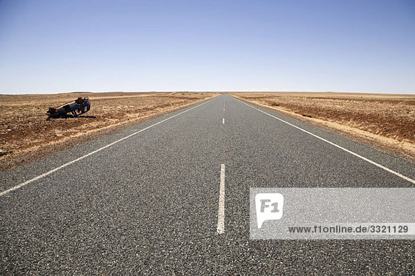 Highway durch eine karge Landschaft  Port Hedland  Westaustralien  Australien