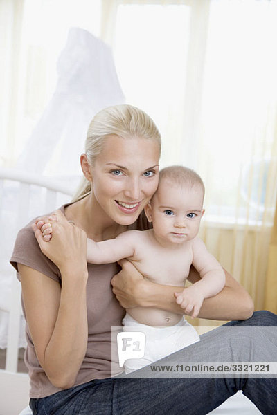 Eine Frau und ihr Baby im Kinderzimmer