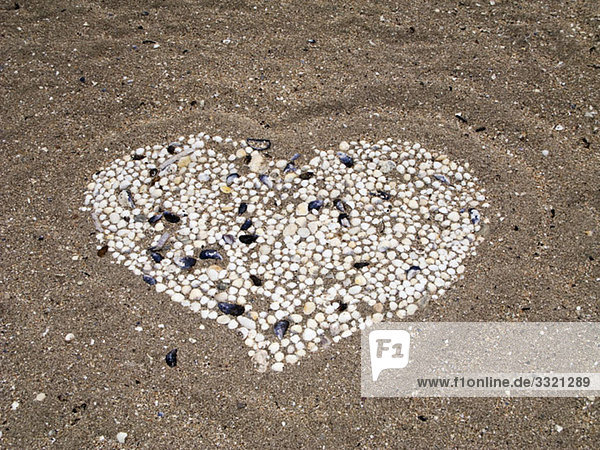 Eine Herzform aus Muscheln am Strand