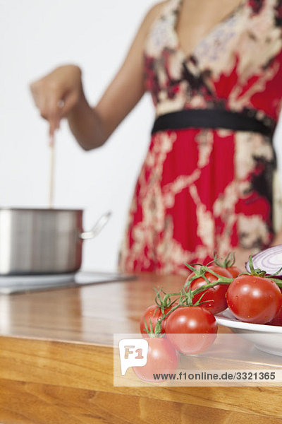 Tomaten  Mittelteil der Frau im Hintergrund
