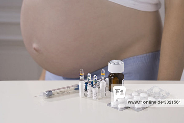 Eine schwangere Frau Mittelteil mit Pränatalmedizin Schwerpunkt Medizin