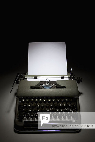 Eine altmodische Schreibmaschine mit Papier
