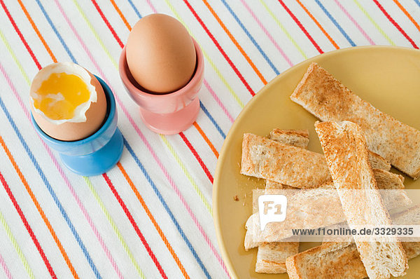 Gekochte Eier und Toast