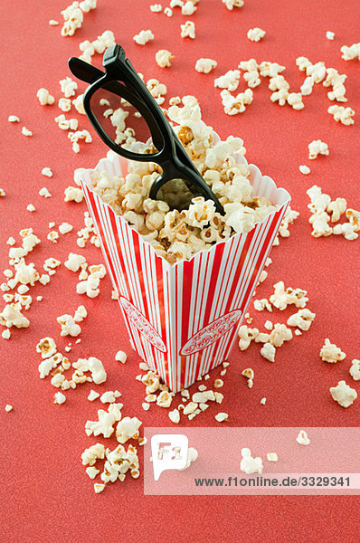 Popcorn und Gläser