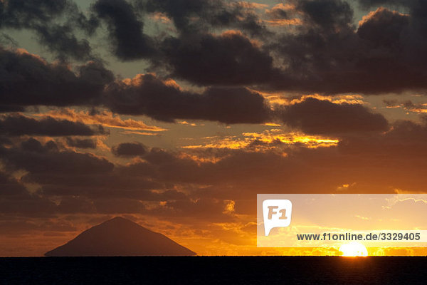 Sonnenuntergang über dem Vulkan  Königreich Tonga