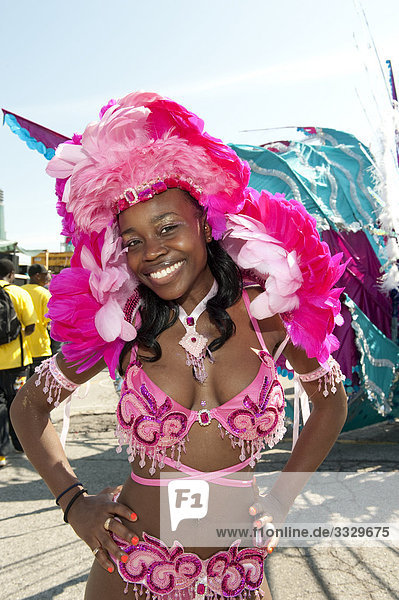 Junge Frau im Kostüm für die Caribana Festival Parade  Toronto  Ontario
