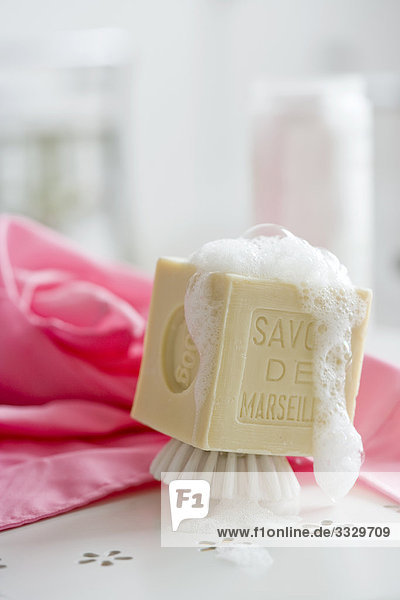 Rasieren Sie Pinsel mit Soap Schaum auf eine Badezimmer-Marke