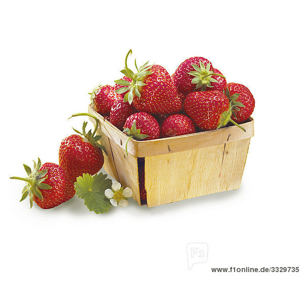 Erdbeeren in einem Korb auf weißem Hintergrund