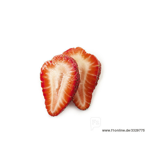 Strawberry halbieren auf weißem Hintergrund