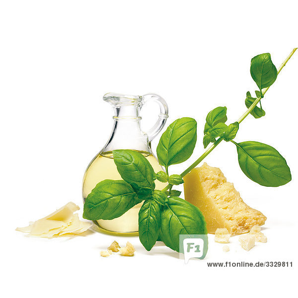Basilikum  Käse und Olivenöl auf weißem Hintergrund