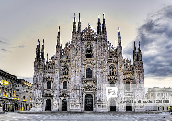 Am frühen Morgen auf dem Duomo  in der Nähe der Piazza del Duomo  Mailand  Italien