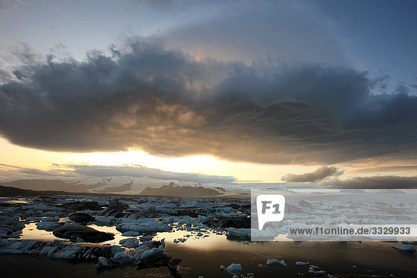 Linsenförmige Wolken über der Ice Lagune von Jokulsarlon bei Sonnenuntergang  Island