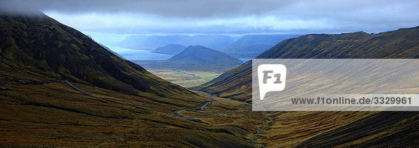 Übergeben Sie Panoramablick auf der Straße durch und über ein Berg auf dem Weg nach Ísafjarðarbær  Western Fjorde  Island