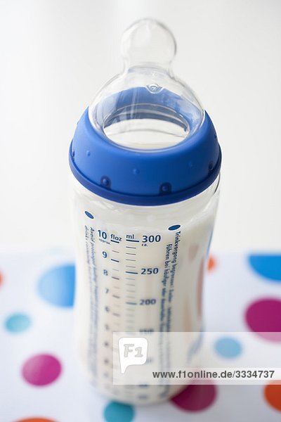 Babyflasche mit Milch