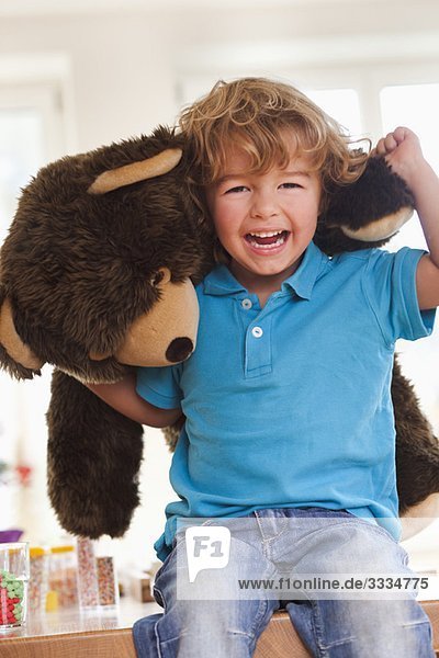 Kleiner Junge spielt mit Teddybär