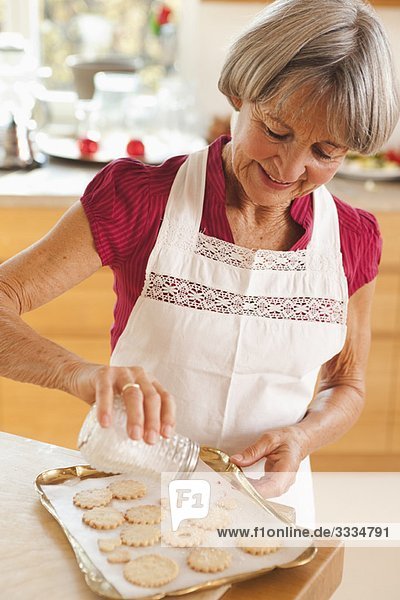 alte Frau beim Zubereiten von Keksen