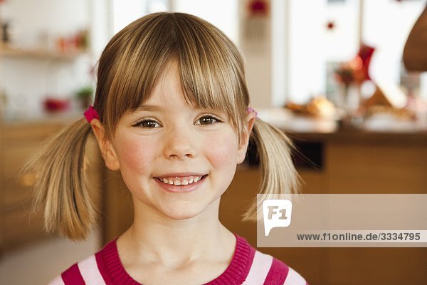 junges Mädchen lächelt in der Küche