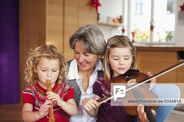 Oma unterrichtet Enkelkinder Musik