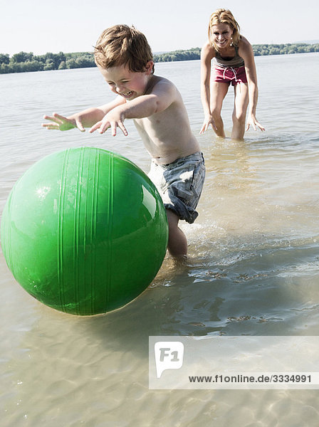 Kind mit Ball im Fluss