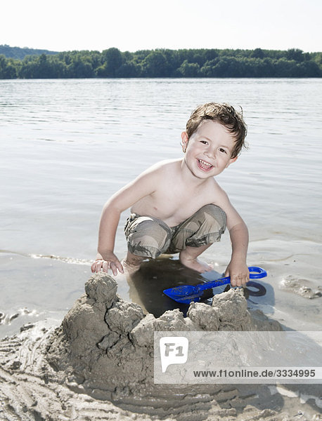Kind spielt mit Sand