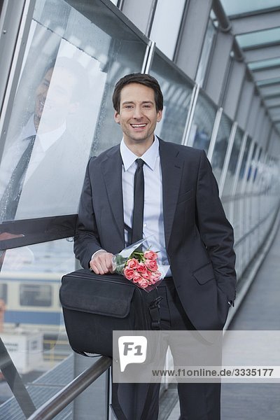 Geschäftsmann mit Blumen  glücklich