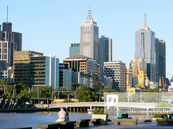 Fußgänger am Flußufer sitzend  Melbourne  Australien