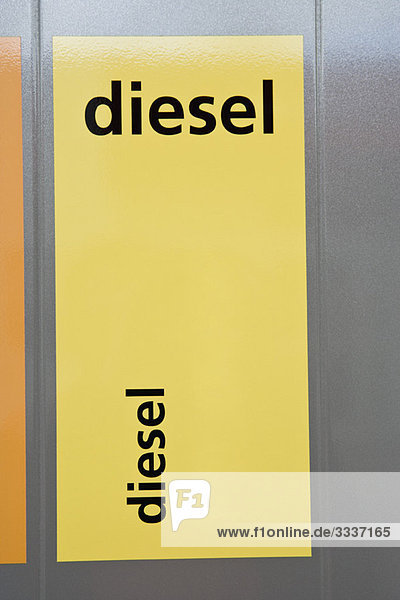 Diesel-Etikett an der Zapfsäule