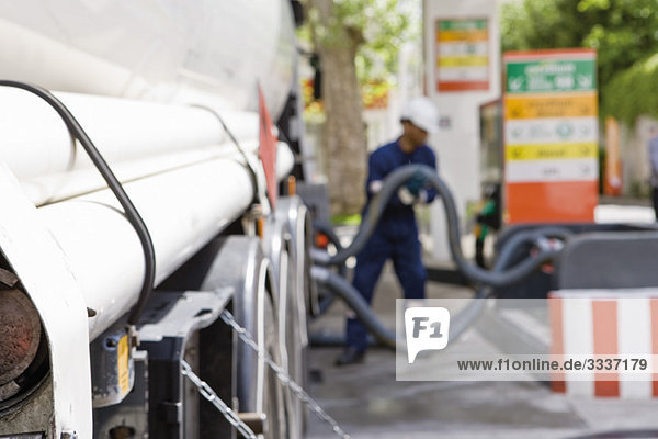 Schläuche  die an die Tankwagenauslässe angeschlossen sind und den Kraftstoff in die Tankstellenlagerbehälter leiten.