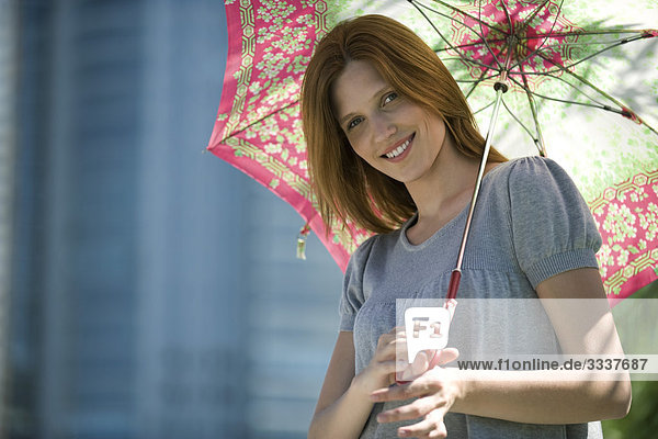 Junge Frau mit Sonnenschirm Portrait